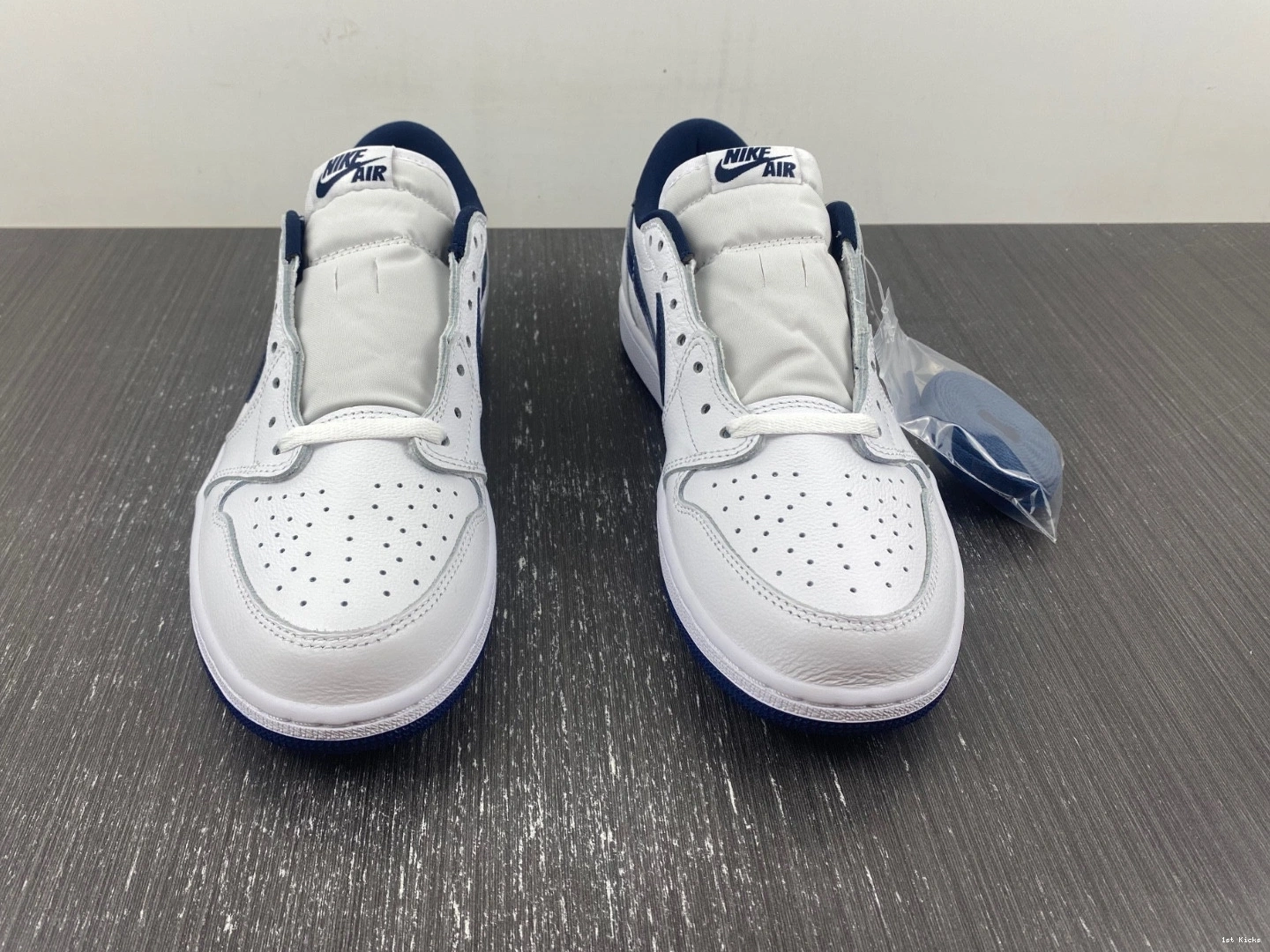 Retro 1 Blue Low Metallic - 705329-106 Jordan 0311